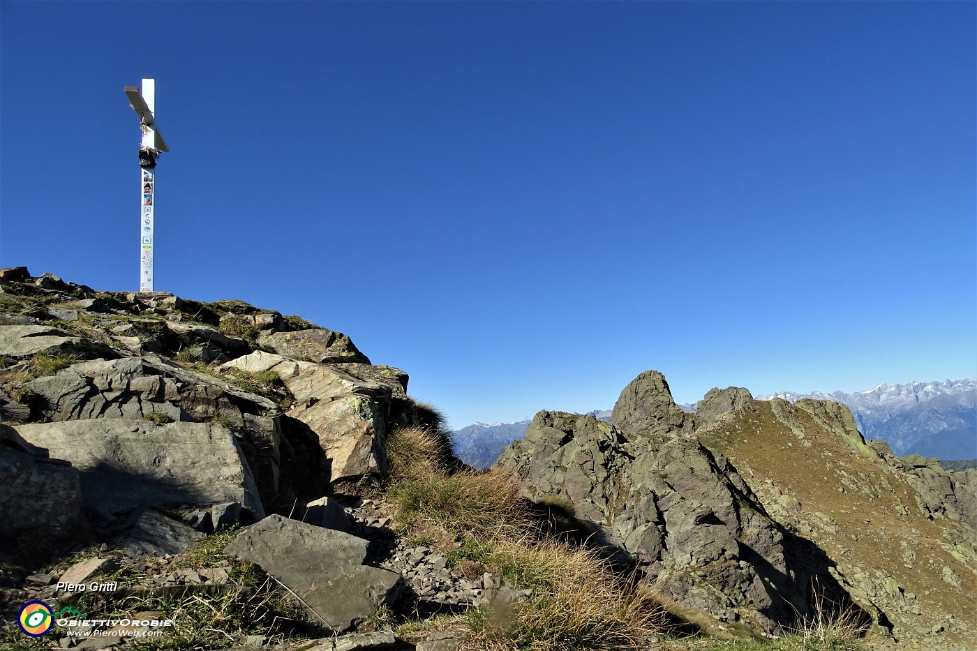 50 Alla croce di vetta di Cima Piazzotti-Valpianella (2349 m).JPG